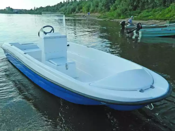Стеклопластиковая лодка Пингвин с консолью (тримаран) в Тамбове
