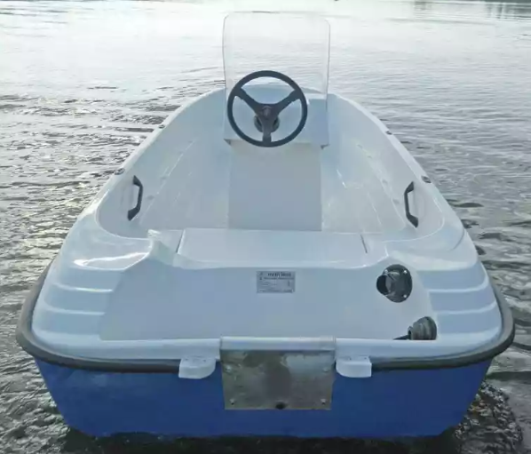 Стеклопластиковая лодка Пингвин с консолью (тримаран) в Тамбове