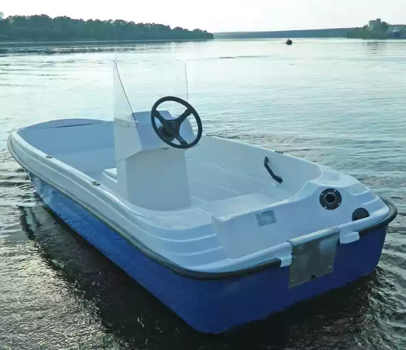 Стеклопластиковая лодка Пингвин с консолью (тримаран) в Тамбове