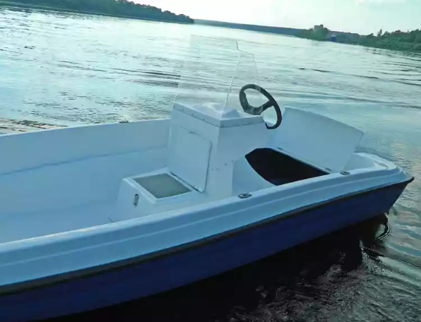 Стеклопластиковая лодка Пингвин с консолью (тримаран) в Тамбове