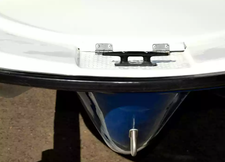 Стеклопластиковая лодка Пингвин с консолью (тримаран) в Тамбове