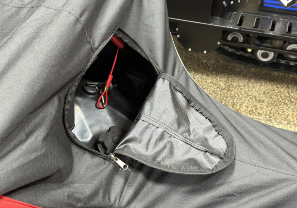 Чехол транспорт. снегохода IKUDZO HUNTER черно-красный Оксфорд ПРЕМИУМ качества с лого IKUDZO в Тамбове