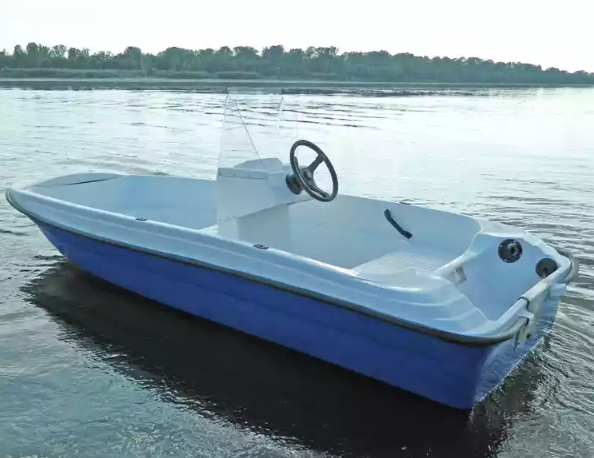 Стеклопластиковая лодка Пингвин с консолью (тримаран) в Тамбове